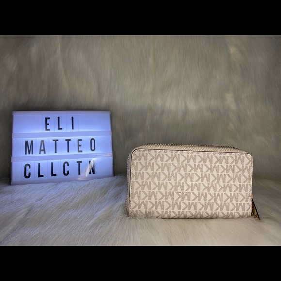 Michael kors vanilla wallet 🇨🇦 - Picture 2 of 2